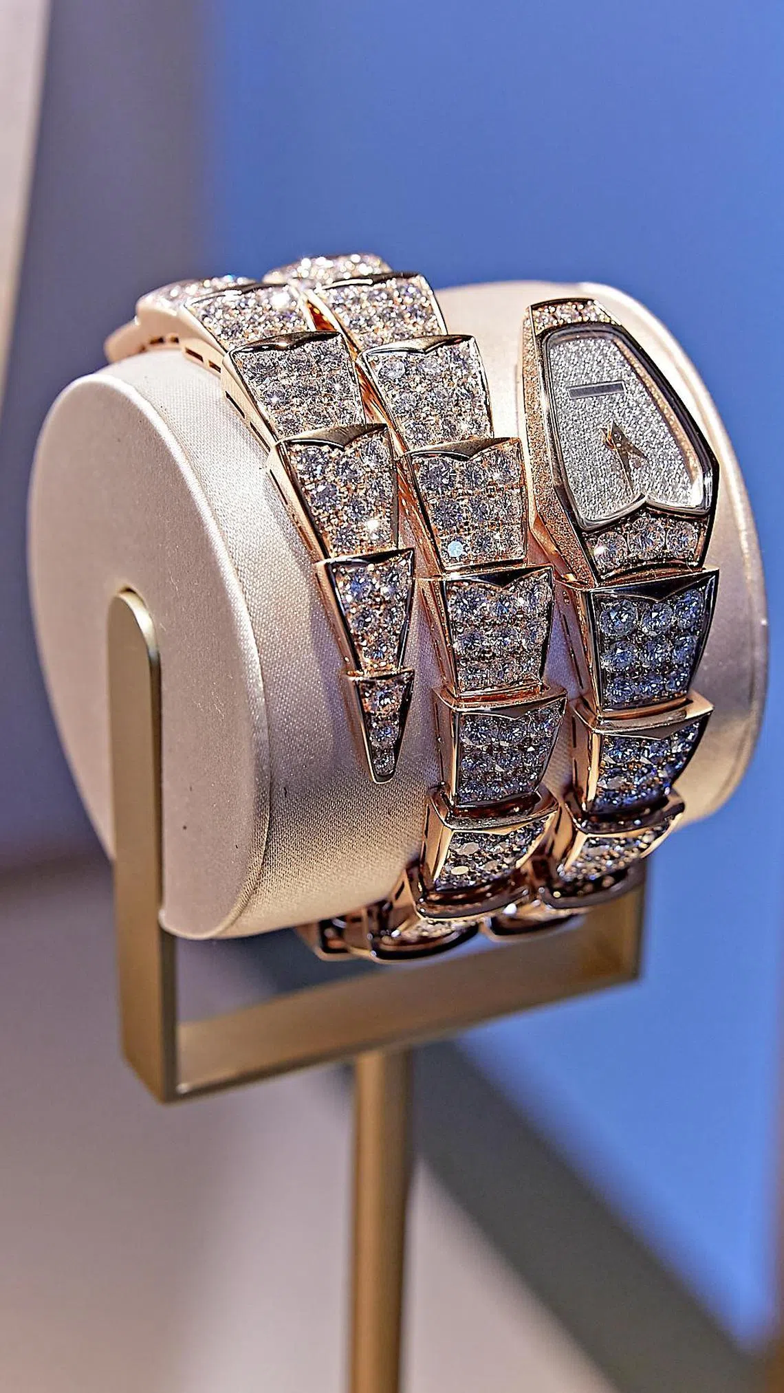 Serpenti Scaglie腕表，以蛇鳞般的灵动表链与钻石满镶表盘彰显奢华。（宝格丽提供）