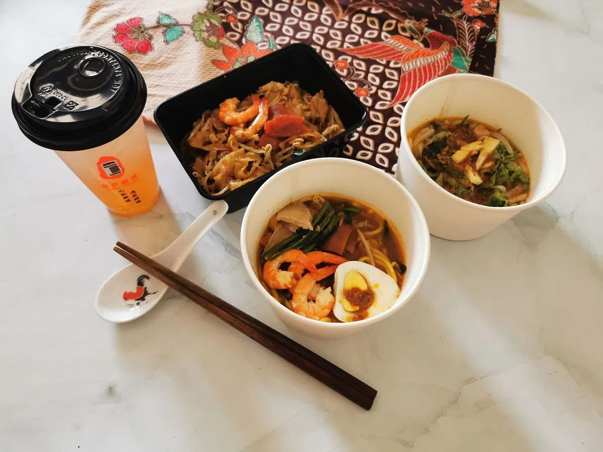 南洋槟城茶餐厅售卖虾面、亚参叻沙、炒粿条、豆蔻汁等槟城街边美食。（陈爱薇摄）