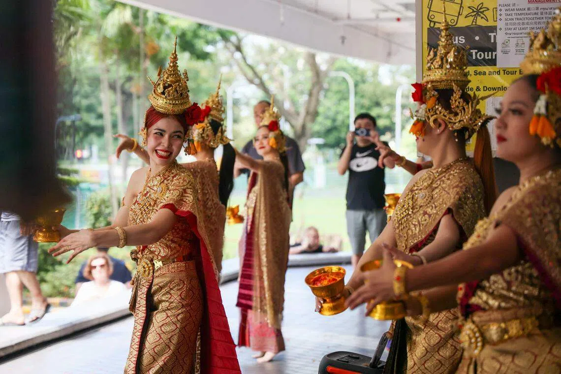 泰国舞群在“小泰国”的四面佛前欢愉地表演，此情此景可待成追忆。（卓祾祎摄）