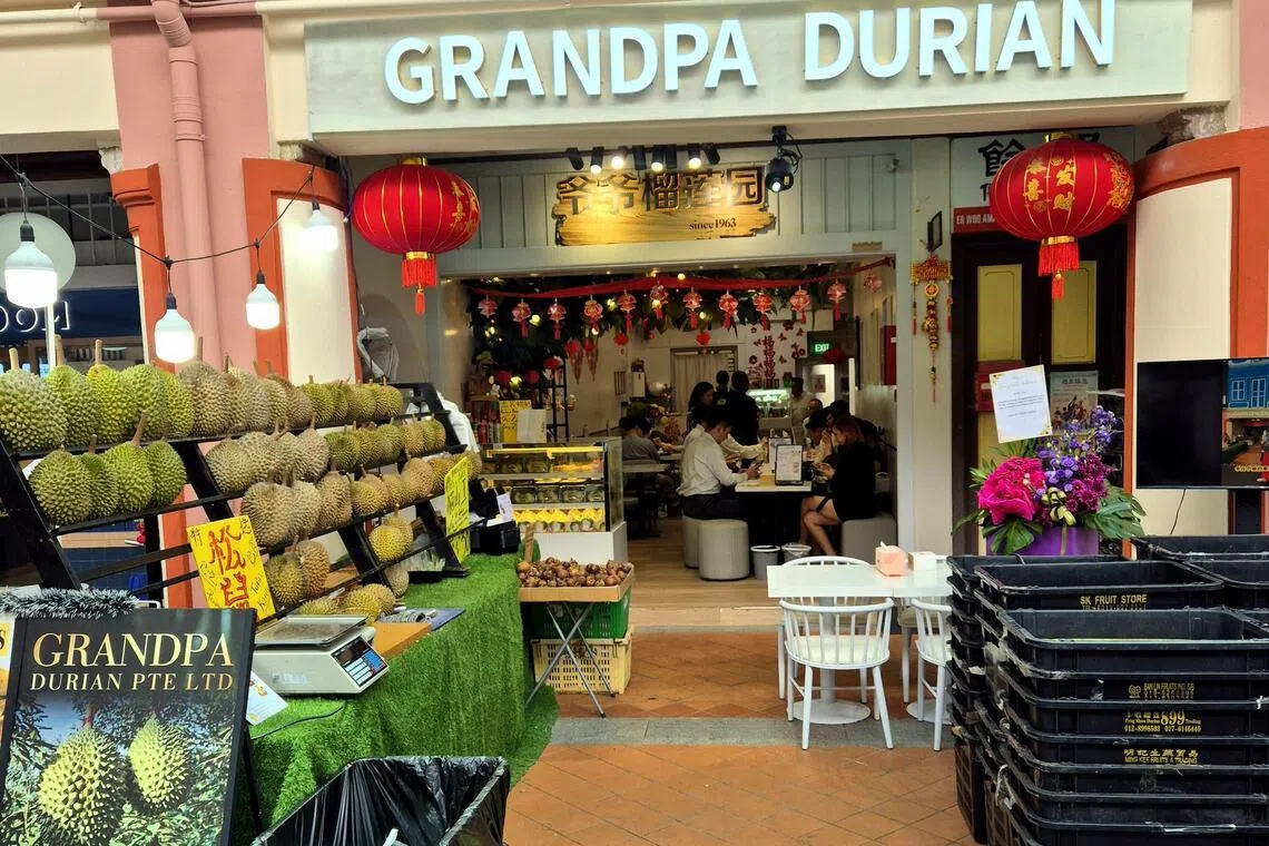 爷爷榴梿园位于牛车水美食街。（陈爱薇摄）