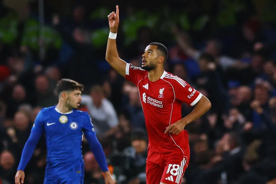 红军前锋哈克波（右）下半场为球队攻入扳平球。（路透社）