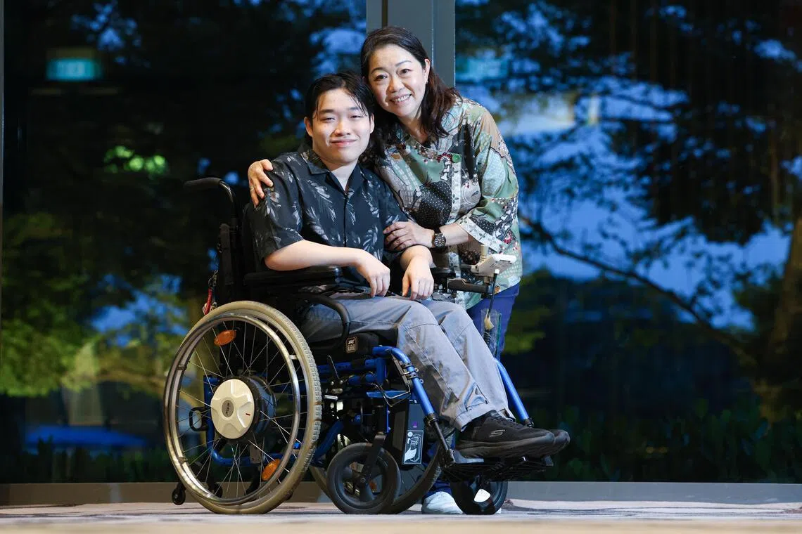陈奕轩（左）自幼患脑性麻痹，由单亲妈妈陈媚娣照顾。陈媚娣坦言，要平衡工作和看护责任并不容易，希望接下来各界能进一步支持单亲看护者。（关俊威摄）