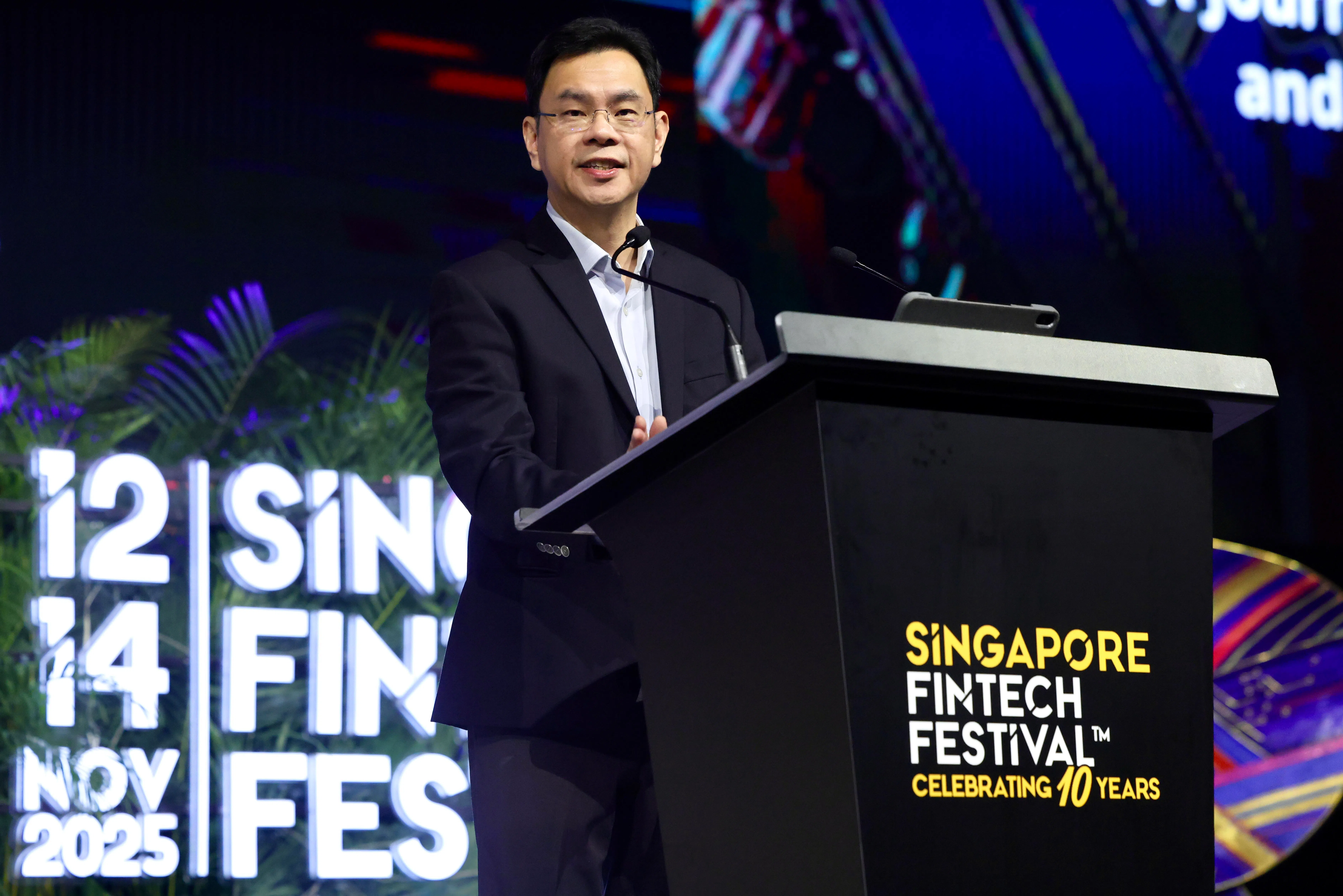 新加坡金融管理局局长谢啇真星期四（11月13日）在金融科技节发表主题演讲时指出，金管局将着手四大方向，助金融机构高效且安全地使用AI，并确保从业者具备所需AI技能。（陈斌勤摄）