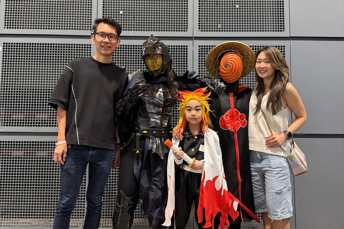 林明观（左起）、许心乐、林紫熙、林紫𫍽与许秀慧一家齐聚亚洲动漫节，支持各式各样的青春爱好。（张子奕摄）