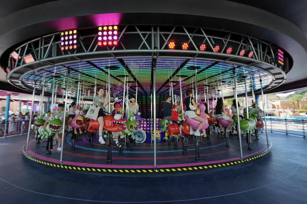 以小黄人舞会为主题的旋转木马“小虫萌萌转”（Buggie Boogie）在全球首次亮相。（谢智扬摄）