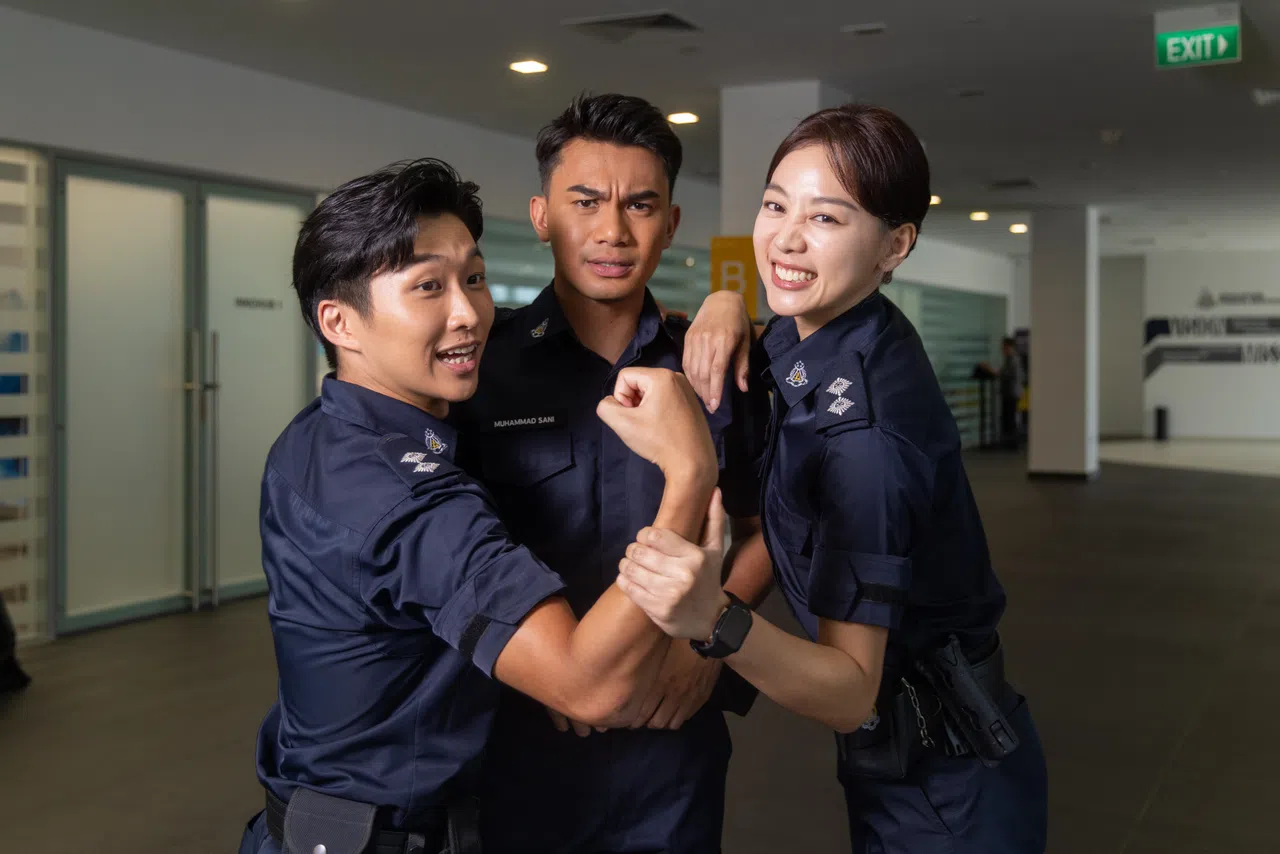 杨岳瀚（左起）、Zhin Sadali和刘怡伶在英语剧“Yes Captain！”中饰演三个菜鸟监狱官。（吴先邦摄）