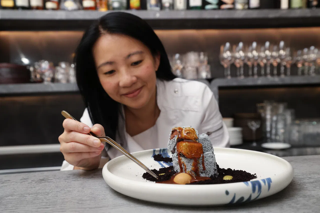 在黄慧娴旗舰店2am:dessertbar里，这盘名为巧克力流水的甜点，由76%浓度的黑巧克力和柚子味雪葩等制成，售价23元。（蔡家增摄）