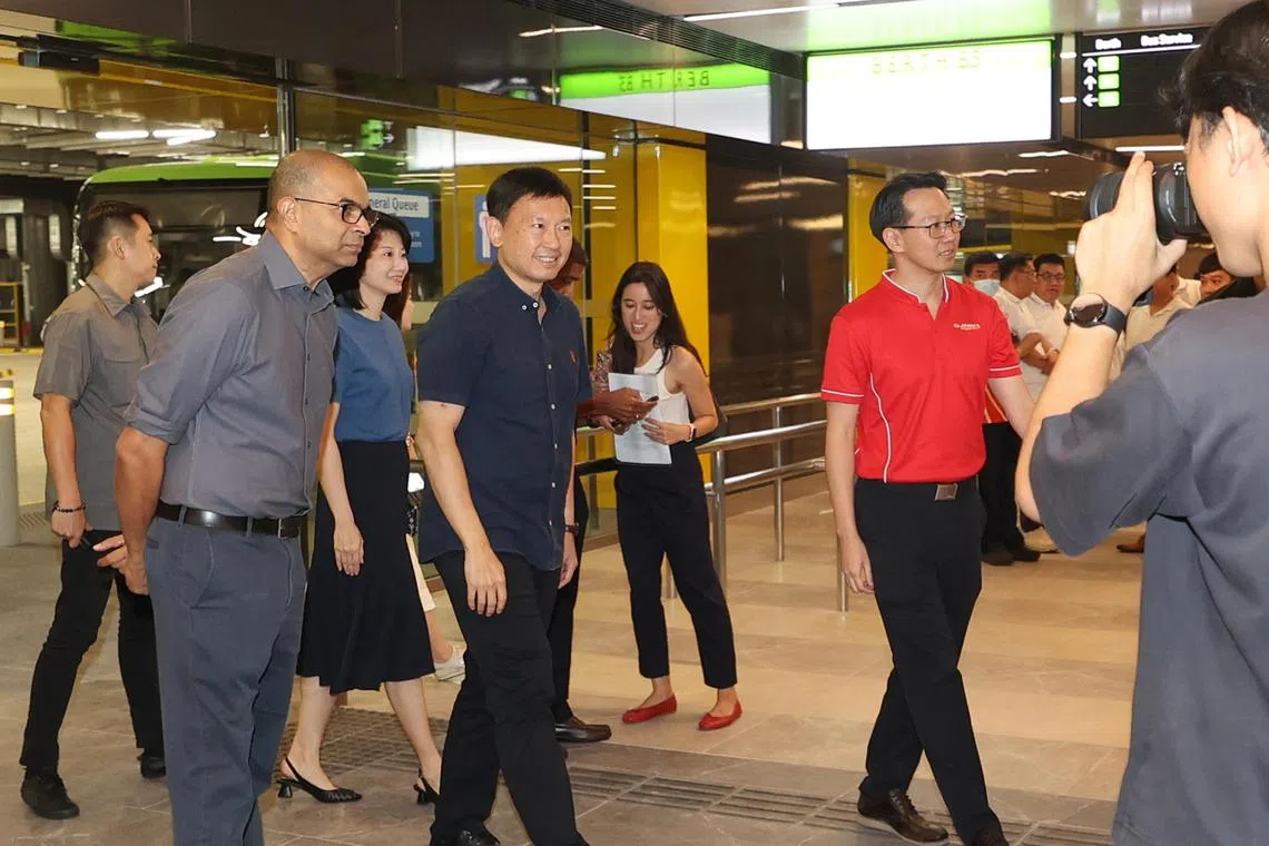 卫生部兼数码发展及新闻部高级政务部长普杰立医生（左二）、内政部兼社会及家庭发展部政务部长孙雪玲（左三）和交通部长兼财政部第二部长徐芳达（左四）星期二（5月20日）走访榜鹅海岸巴士转换站。（郑一鸣摄）