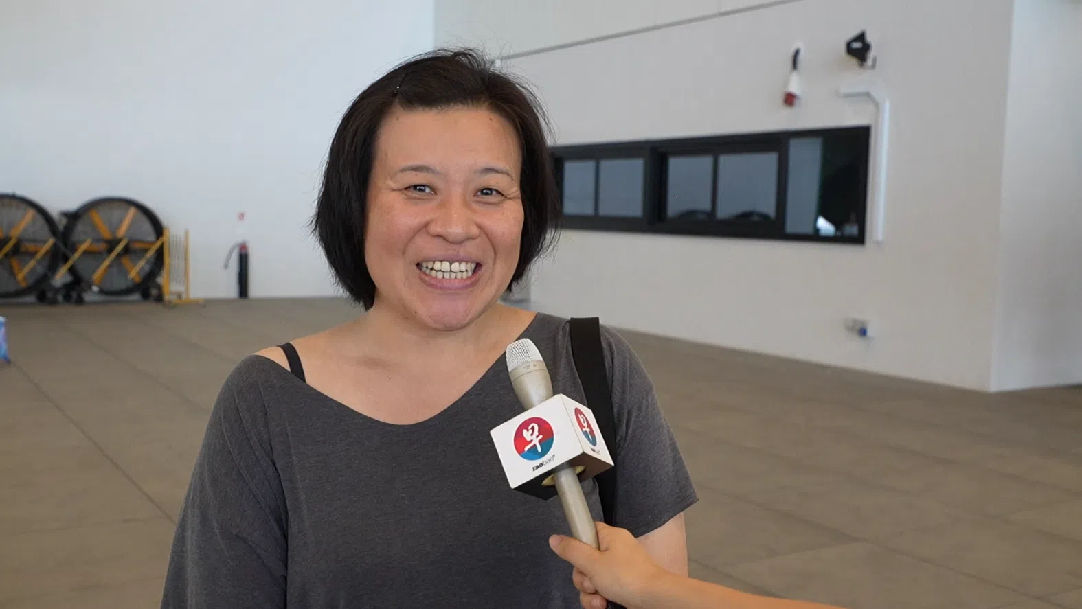 出席《联合早报》举办的“生活百态”漫画展的新移民陈巍威。