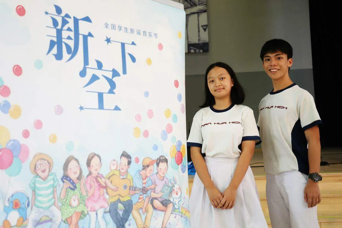 南华中学的中三学生詹敏（左）和麦褀昌（右）看了“新空下”新谣音乐分享会后，都想进一步了解歌曲创作与参加这类表演。（蔡家增摄）