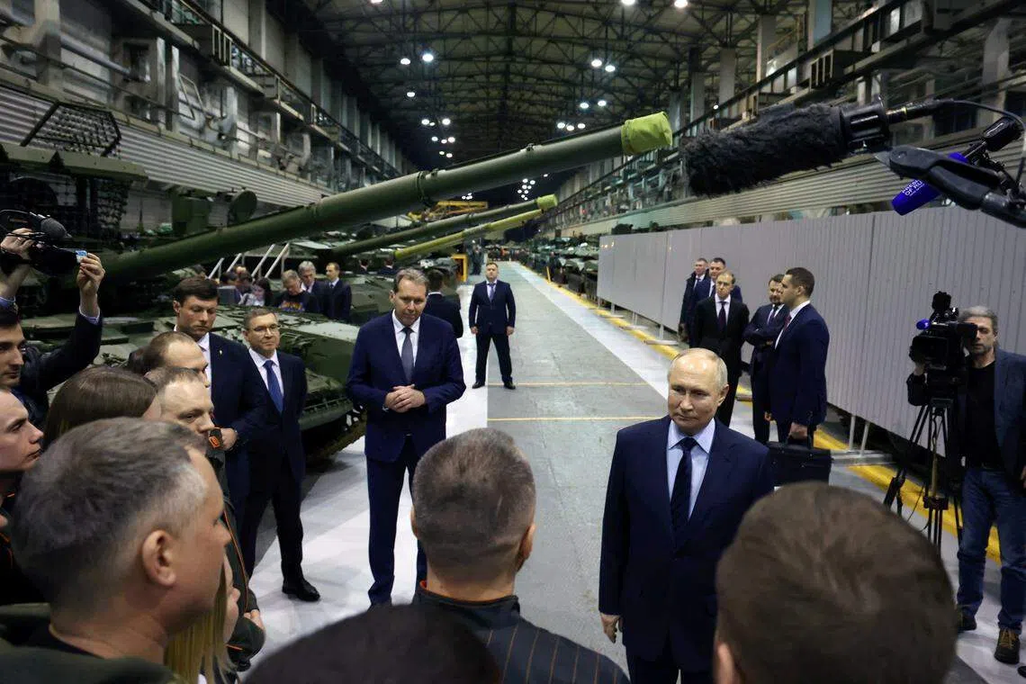 俄罗斯总统普京星期四（2月15日）参观乌拉尔山脉下塔吉尔市一家军工厂时与工人对话。（VIA REUTERS）