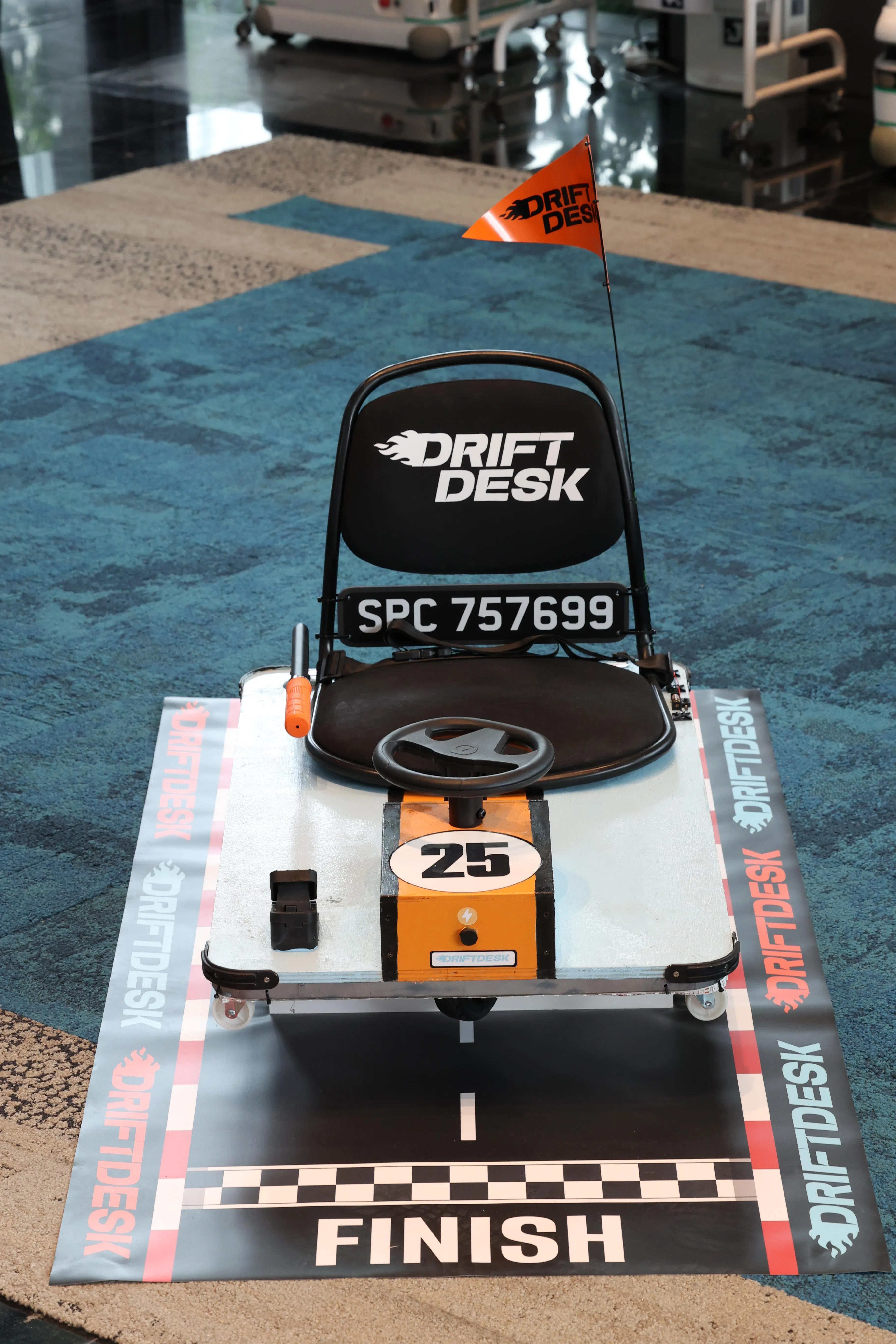 拿下“变废为宝”家具设计比赛第二名的作品：“漂移桌”。（何家俊摄）