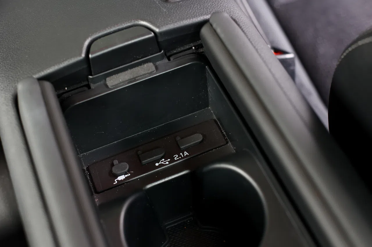 中央扶手箱内有两个USB充电口。（陈渊庄摄）