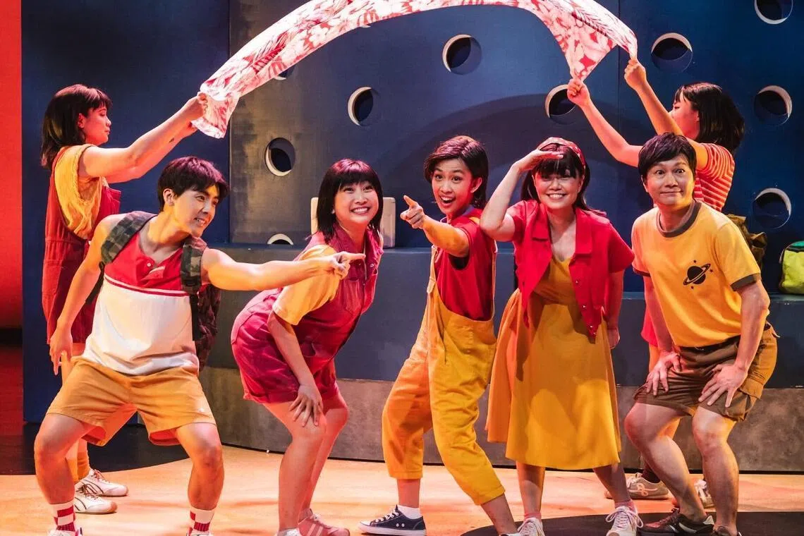 2025年，汤薇恩（左三）参演实践剧场音乐剧《逆光》。（Tuckys Photography摄／实践剧场提供）