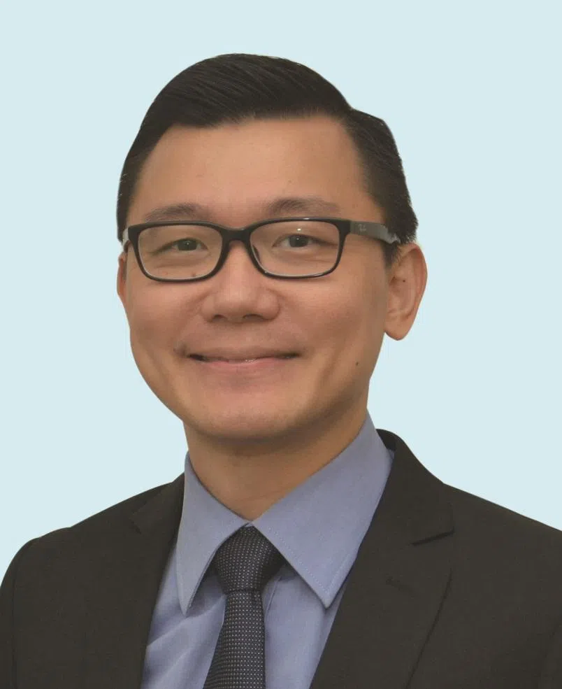 刘德汶医生说，如果忽然觉得胸部有剧烈刺痛，或是呼吸急促、呼吸困难，一定要马上求医。（受访者提供）