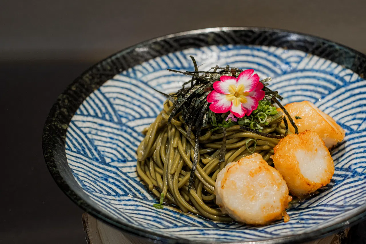 柚子荞麦面搭配肥美的煎带子。（餐馆提供）