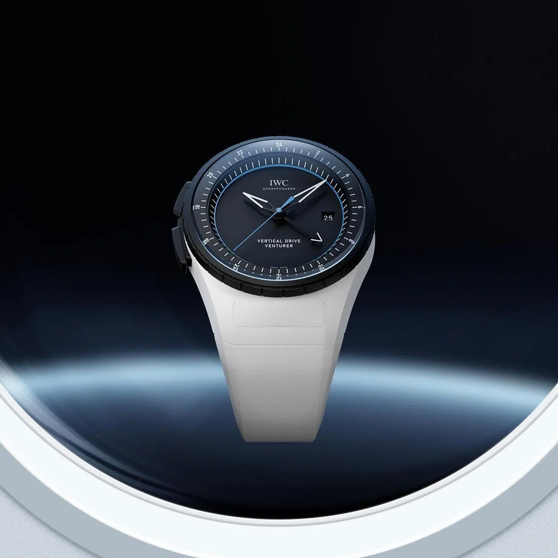 万国表飞行员系列探险家垂直驱动腕表，所有功能通过“垂直驱动系统”以旋转表圈与表壳侧面翘板开关完成。（万国表提供）