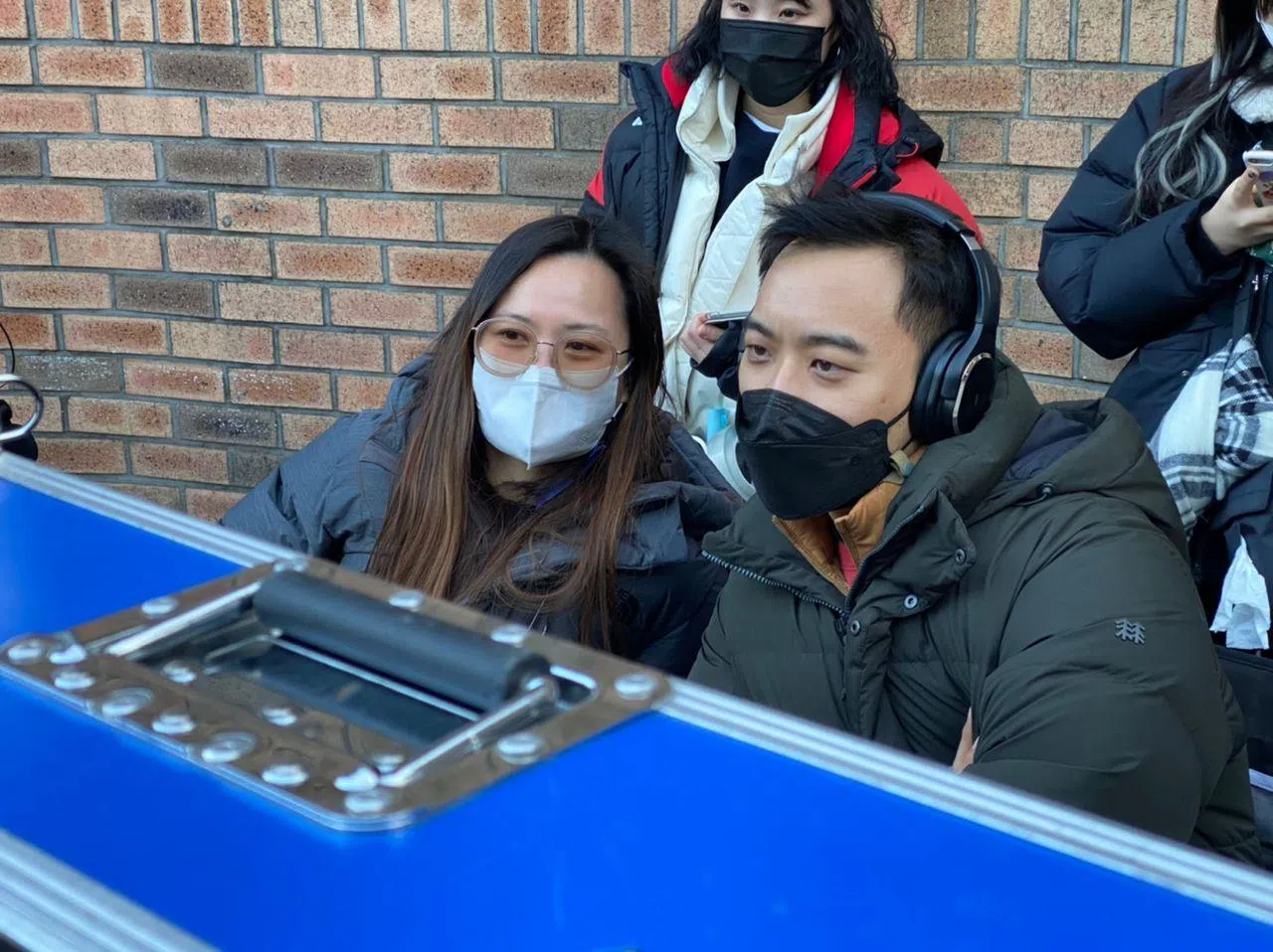 《花路阿朱妈》在韩国拍摄时，陈宛诗（左）任翻译员，从旁协助导演何书铭（右）。（受访者提供）