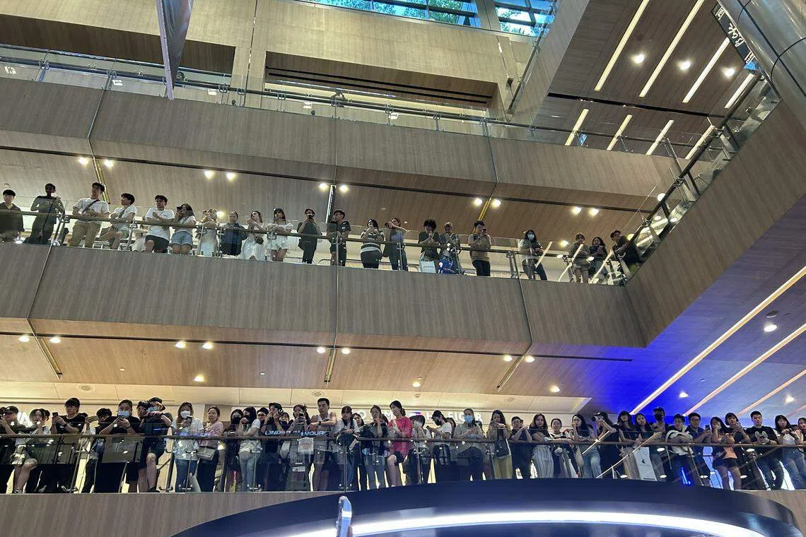 活动开始前早有粉丝为一睹“韩国颜霸”润娥的风采，在商场等候多时。（蓝靖仪摄）