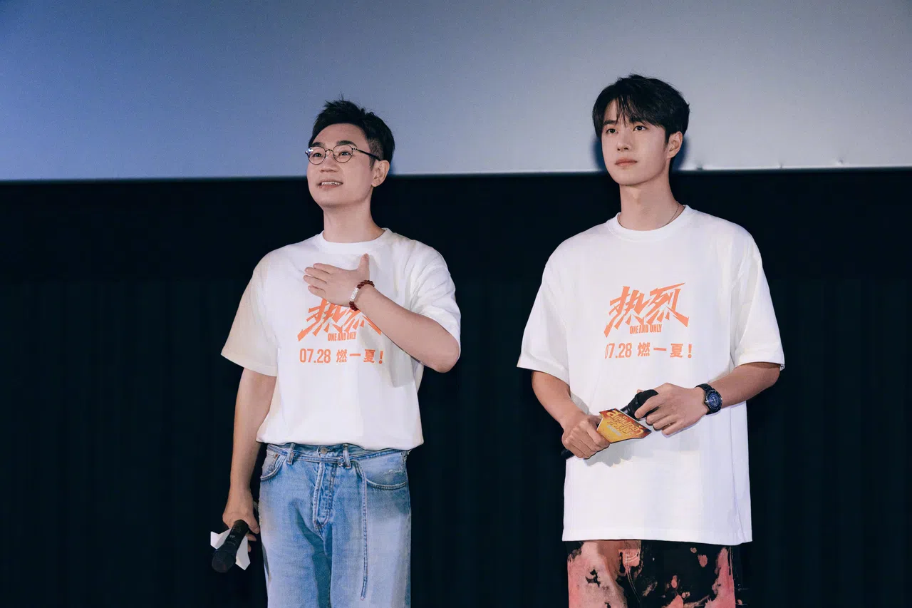 导演大鹏（左）和王一博为《热烈》宣传造势。（取自大鹏微博）