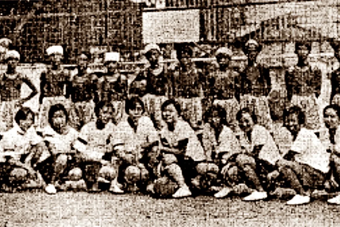 二战前，端蒙学生跟到访的南洋女子中学学生进行排球友谊赛后合影。（作者提供）