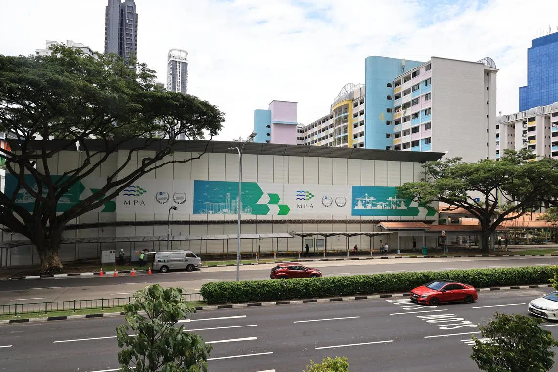 航运大厦重建工程原计划2024年第三季竣工，但进度受冠病疫情干扰而推迟。（周国威摄）