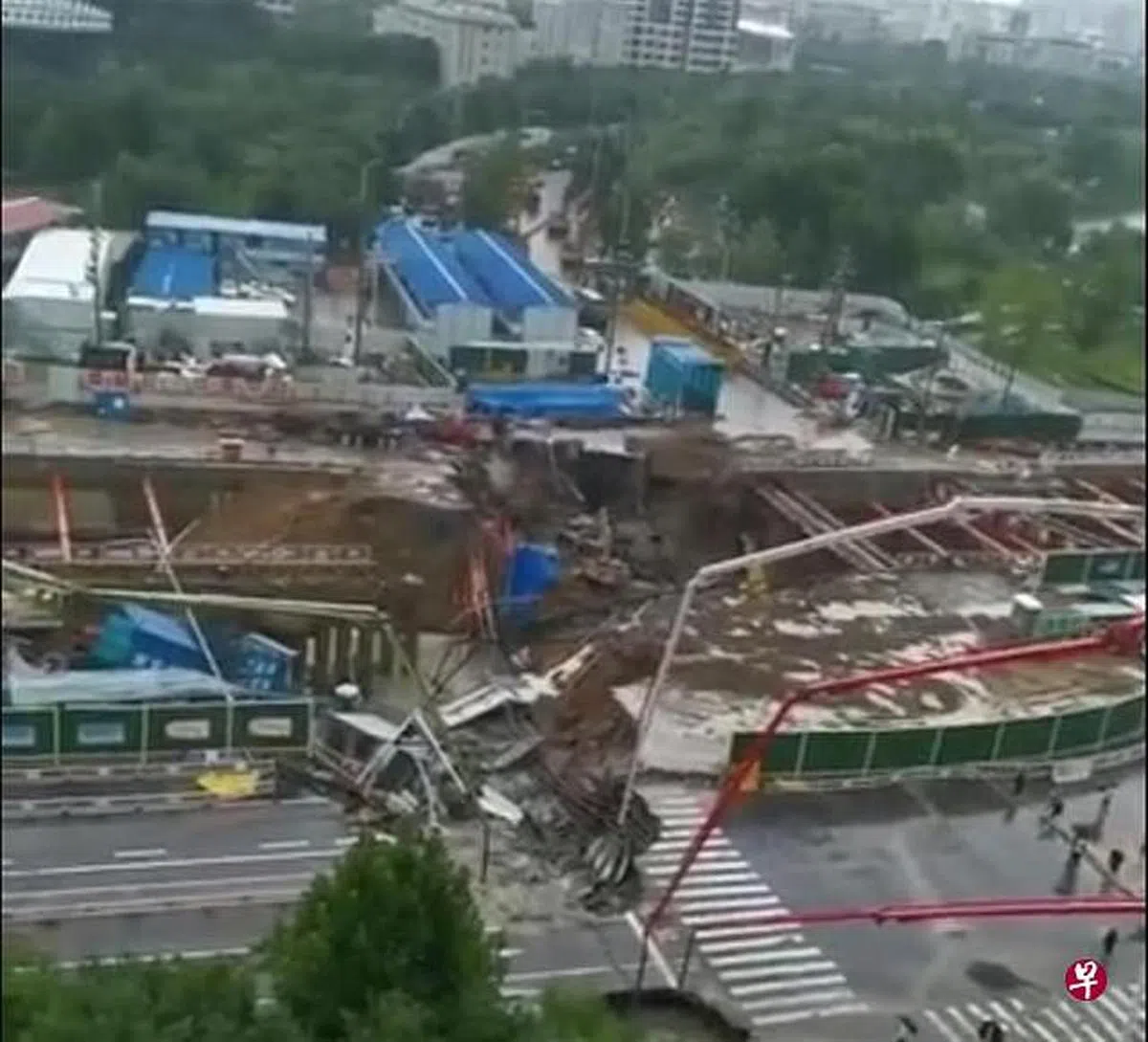 暴雨导致郑州地铁12号线在建工程塌方。（互联网）