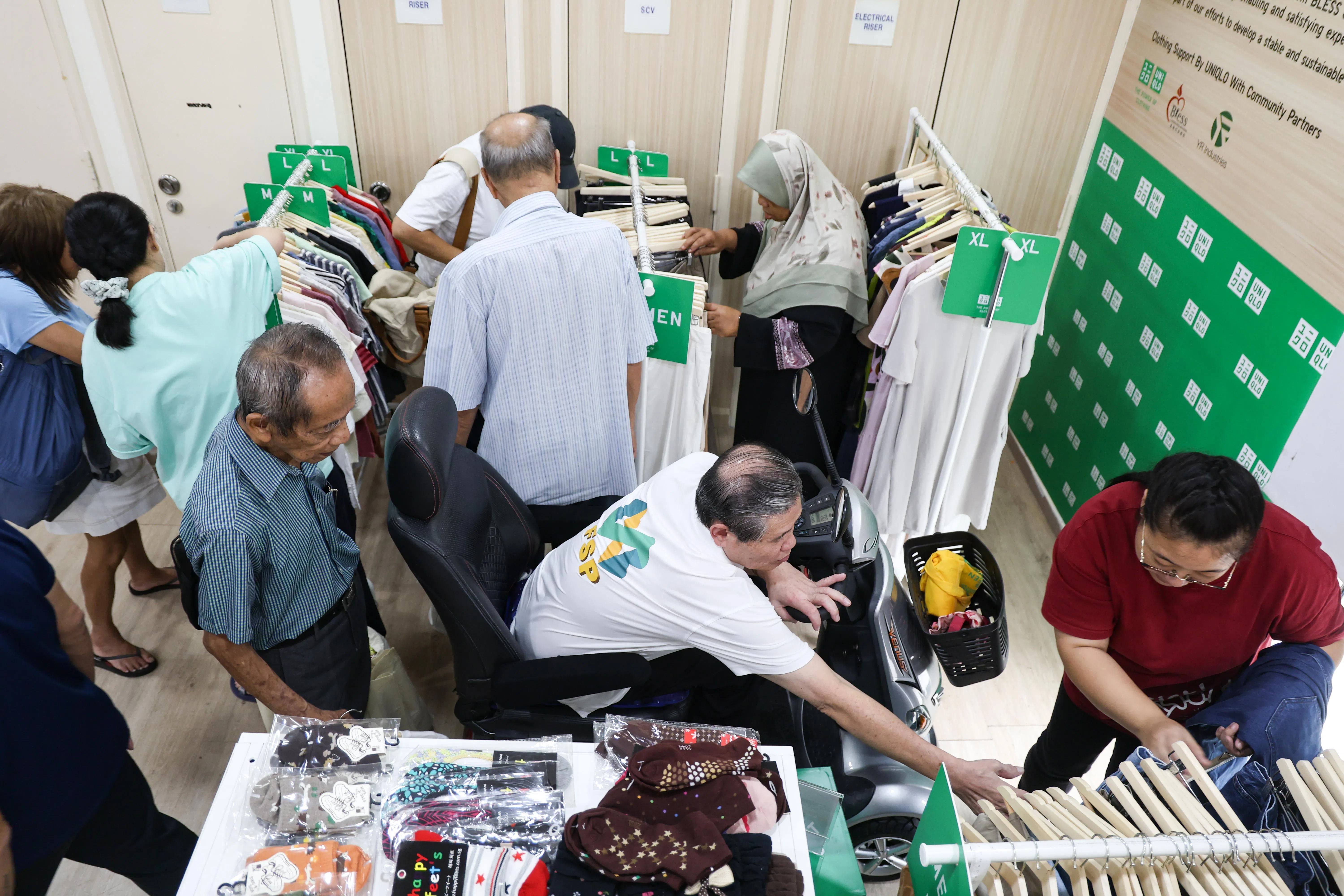 “友谊市集”自2024年底开始，每季度举办，让有需者领取二手衣物和干粮与食物等资源。（关俊威摄）