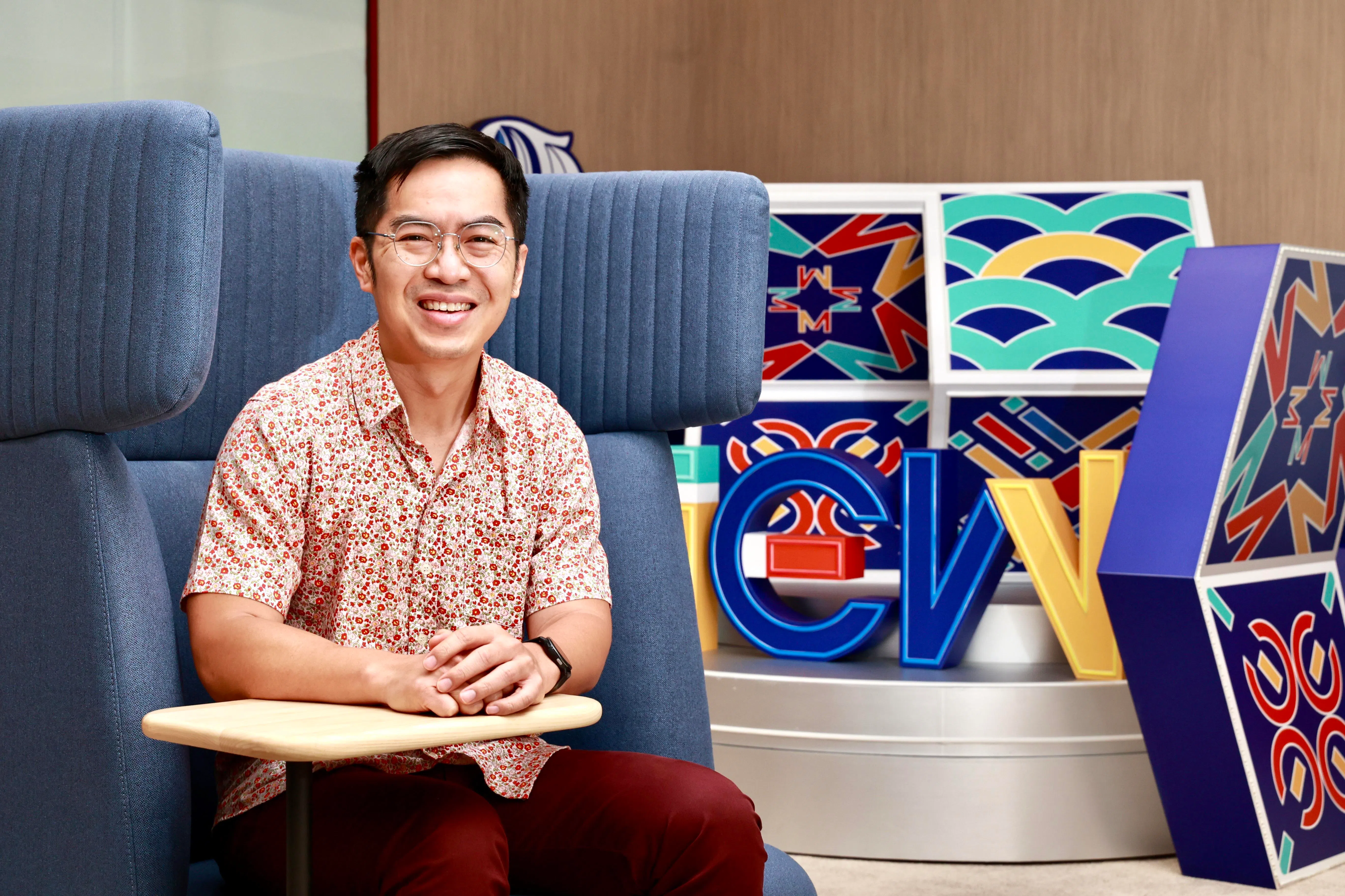 潘国强选择保持乐观，认为应把不确定性视为契机，继续吸引年轻人加入能源领域，各方聚力便能实现能源转型，并保障能源供应。（周国威摄）