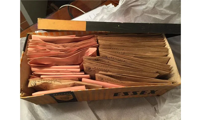 刘抗媳妇葛月赞2016年3月整理家翁工作室时，在橱柜的鞋盒中发现刘抗在旅程中拍下的约1000张珍贵底片。（刘抗家属提供）
