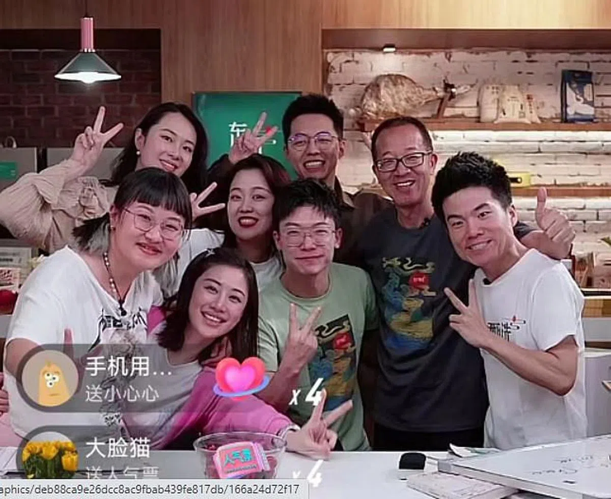 俞敏洪（右二）和东方甄选直播间的主播们合照。（互联网视频截图）