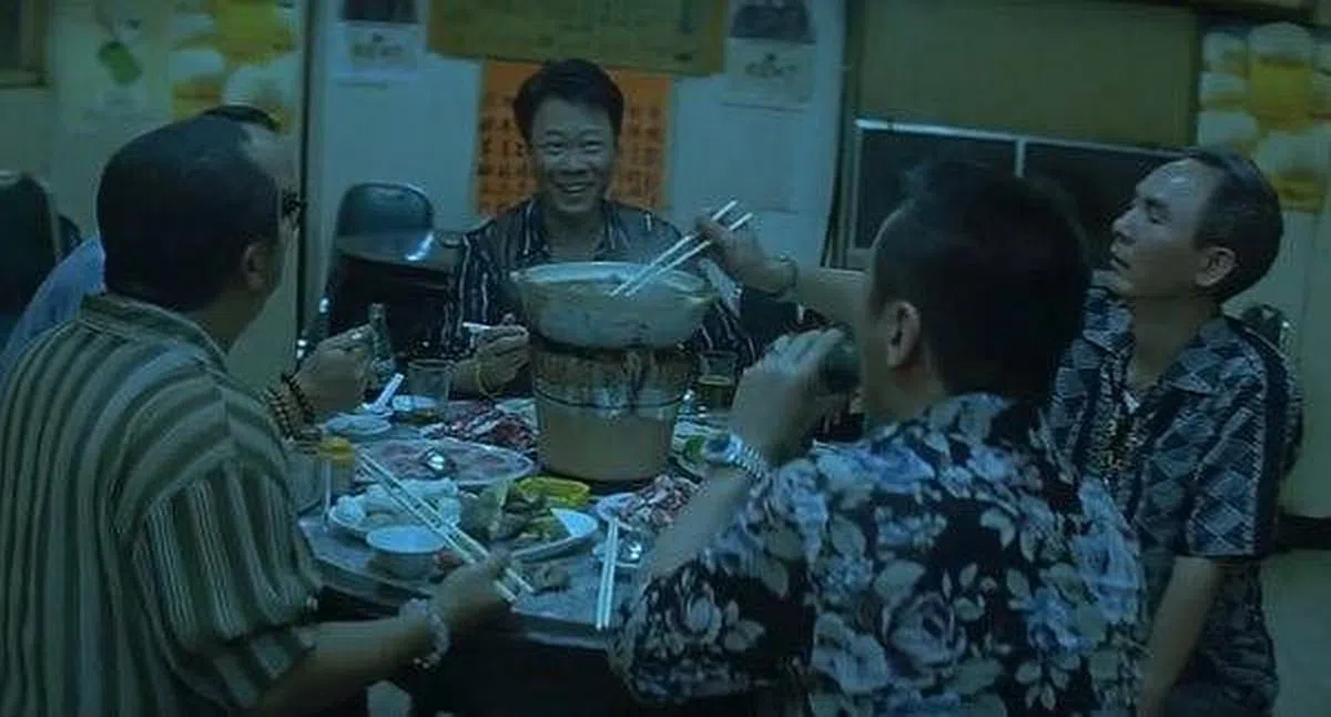 这一桌在吃火锅的“黑帮老大”大有来头。（互联网）