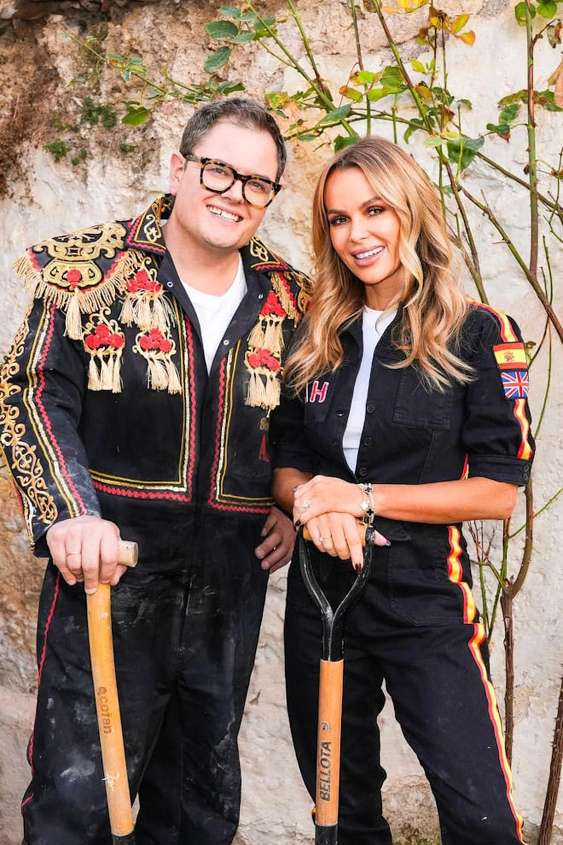 亚曼达荷顿（右）和艾伦卡尔这对好友来到西班牙，并挑战老宅翻修项目。（BBC提供）