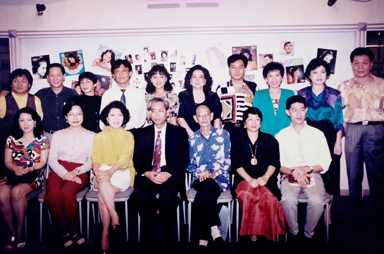 张为（后排左二）在1970年代参与职总公益活动，参与艺人还有陈建彬（后排左一）、吴刚（后排左四）、梨川（后排左五）、凌霄（后排左七）、朱江（后排右一）、潘秀琼（前排左三）、王沙（前排右三）等。（张为提供）