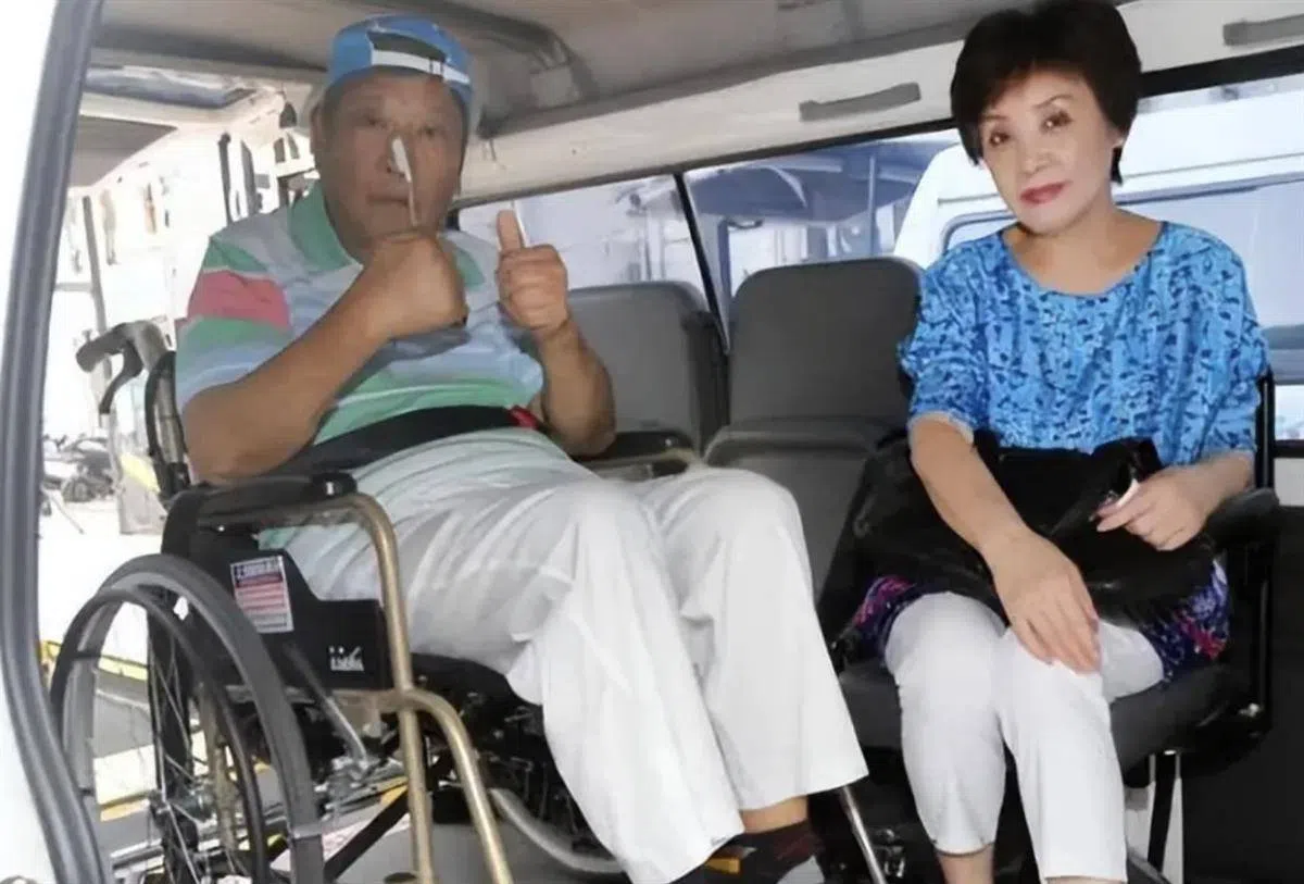 万沙浪失去自理生活的能力后得前女友郭淑芬照顾。（互联网）