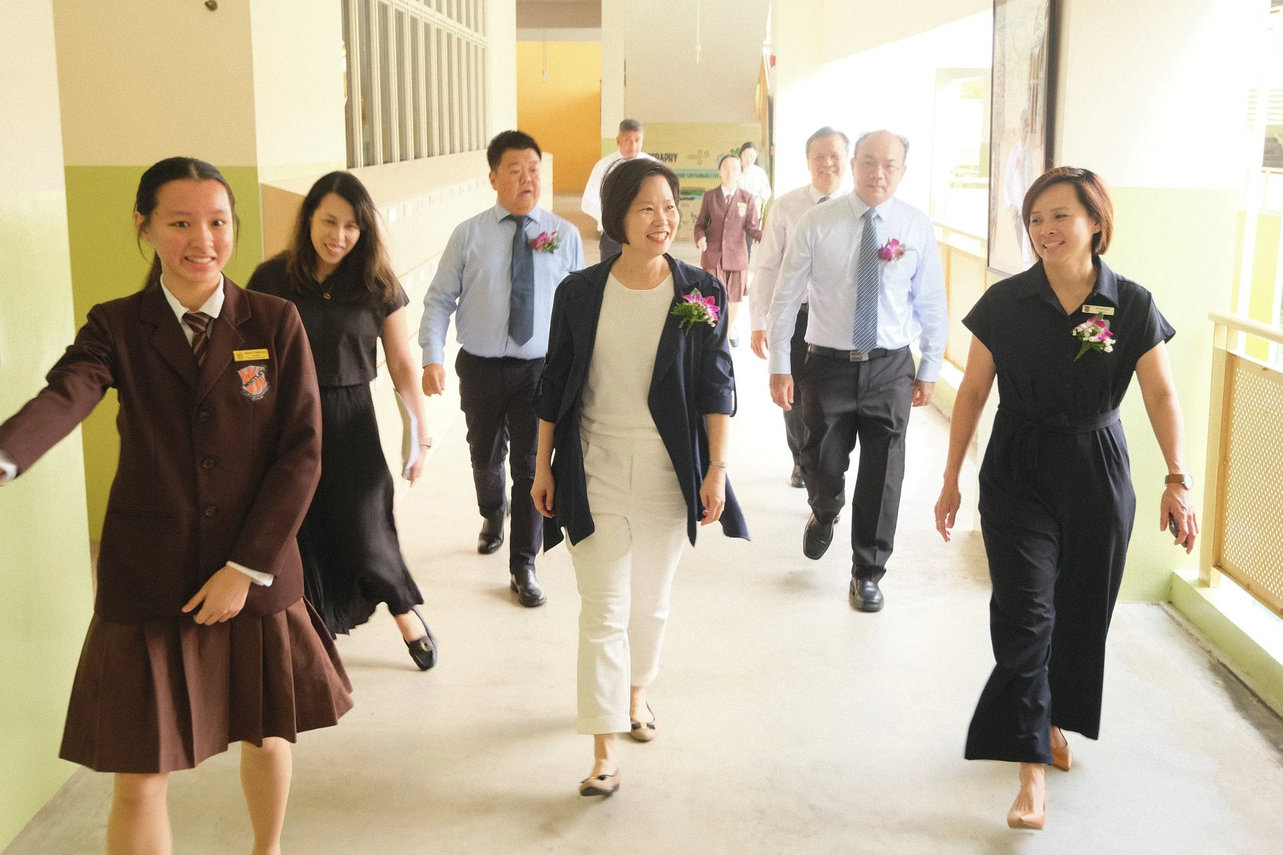 特别来宾教育部兼人力部政务部长颜晓芳（中），在惠厉中学60周年校庆上致辞，鼓励莘莘学子在未来继续追求卓越，开创自己的未来。（惠厉中学提供）