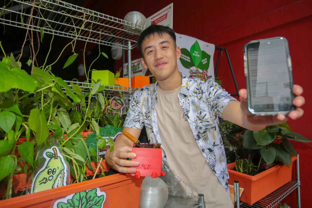 李彦兴展示可以智能监测土壤健康的AgriGate AI应用。（刘志诚摄）