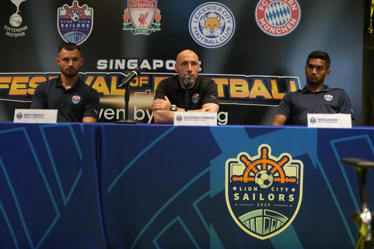 后卫赖特（左起）、主帅兰科维茨和队长哈伦星期二出席赛前记者会。（谢智扬摄）