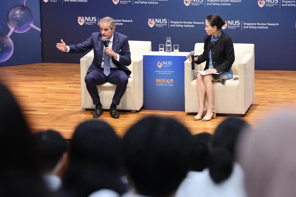 IAEA总干事格罗西（左）星期五在国大演讲，谈及核安保、安全与核能的和平使用，也回答与会者的提问。提问环节由国大李光耀公共政策学院代院长梁菁副教授（右）主持。（唐家鸿摄）