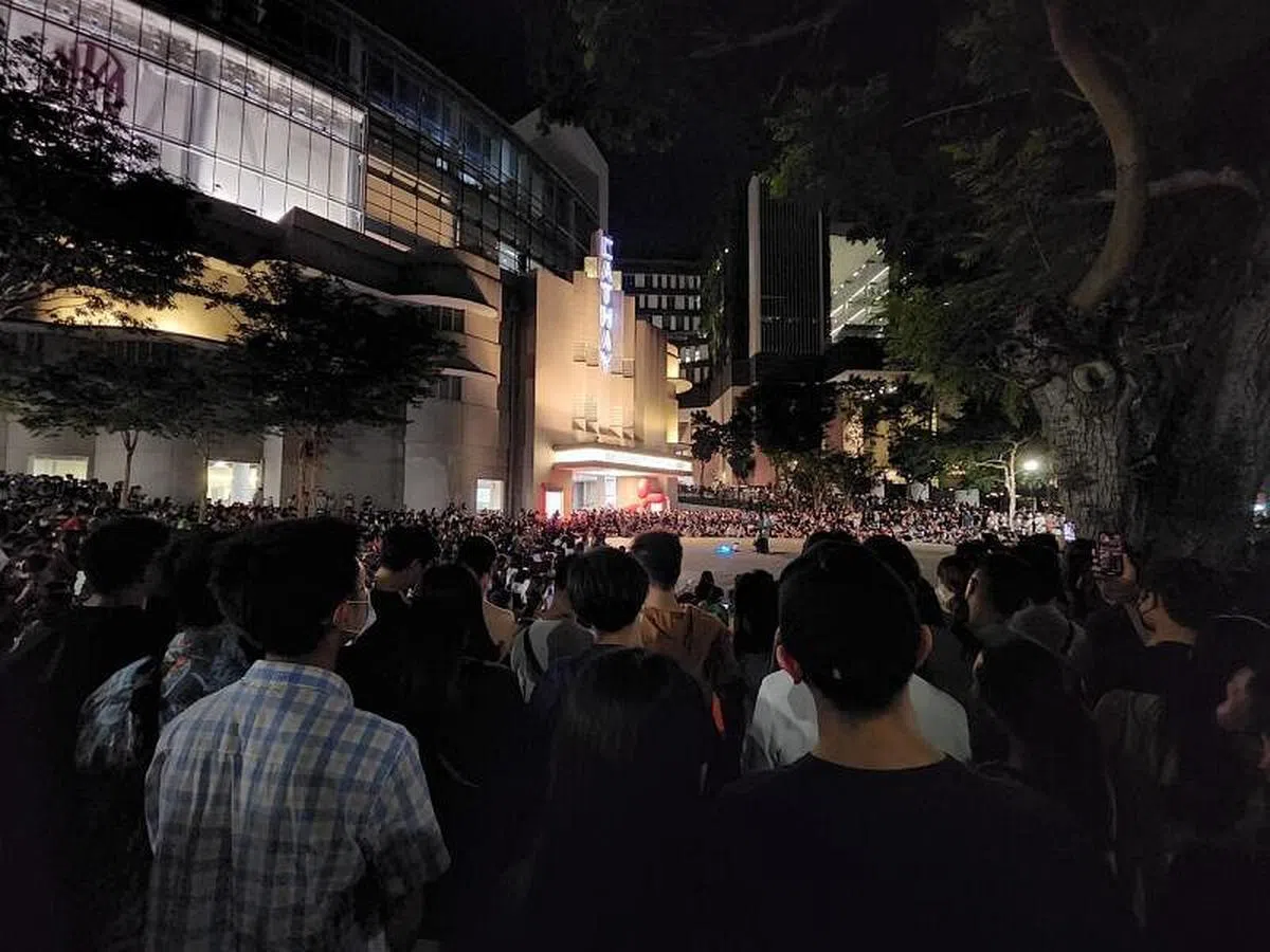 黄长俊的歌声吸引了千人围观。（吴劲宪提供） 