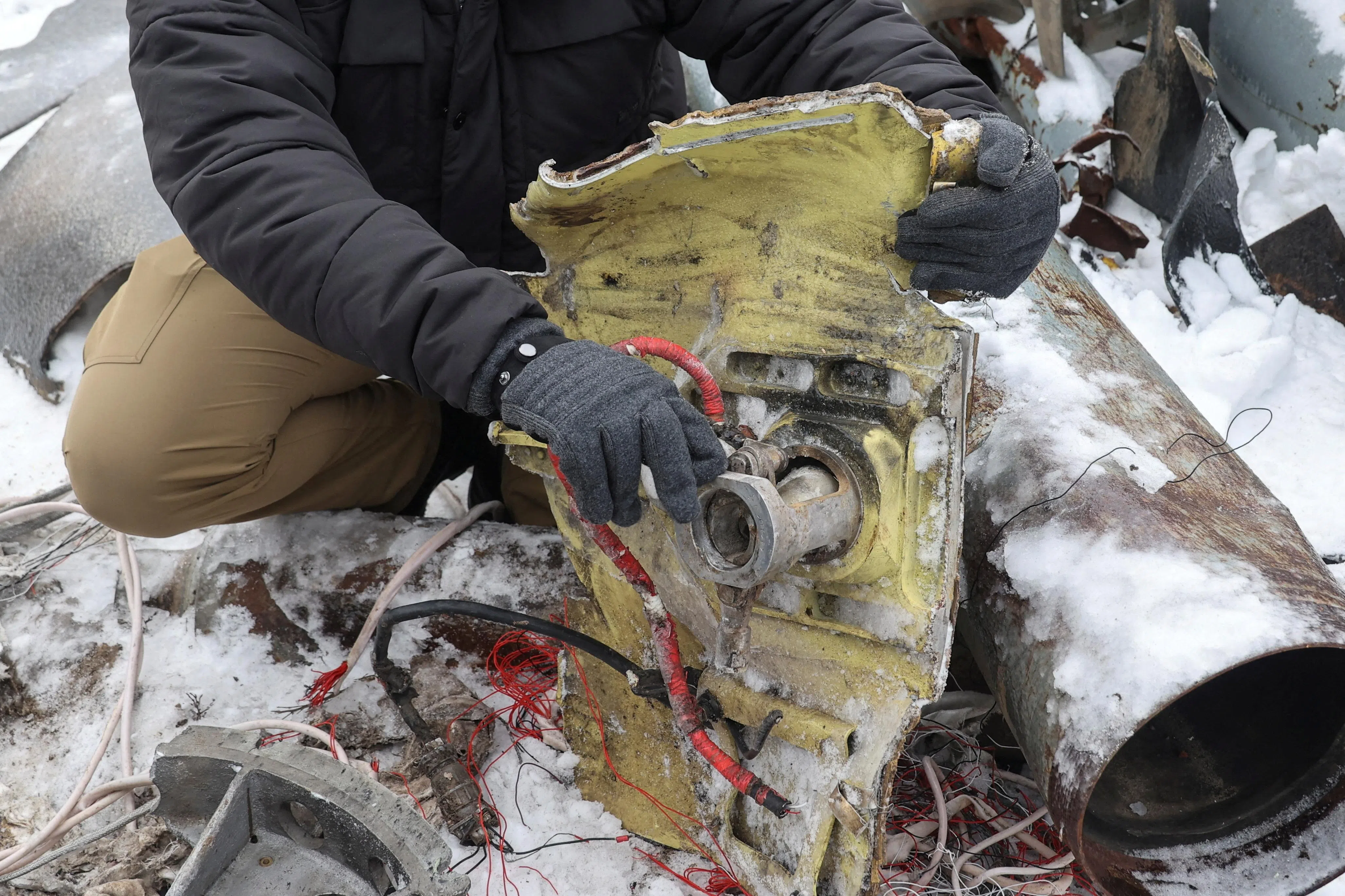 2024年1月6日，乌克兰检察官办公室代表展示一枚在哈尔科夫发现的不明导弹部件。乌克兰当局认为，这枚导弹是朝鲜制造的。（路透社）