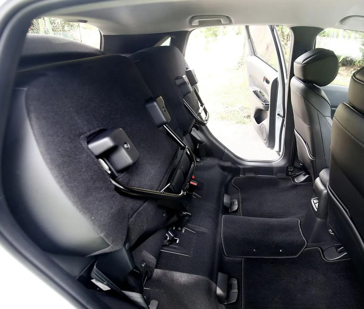 本田Jazz的后座“魔术椅”可抽起、收折以腾出空间放置大物件。