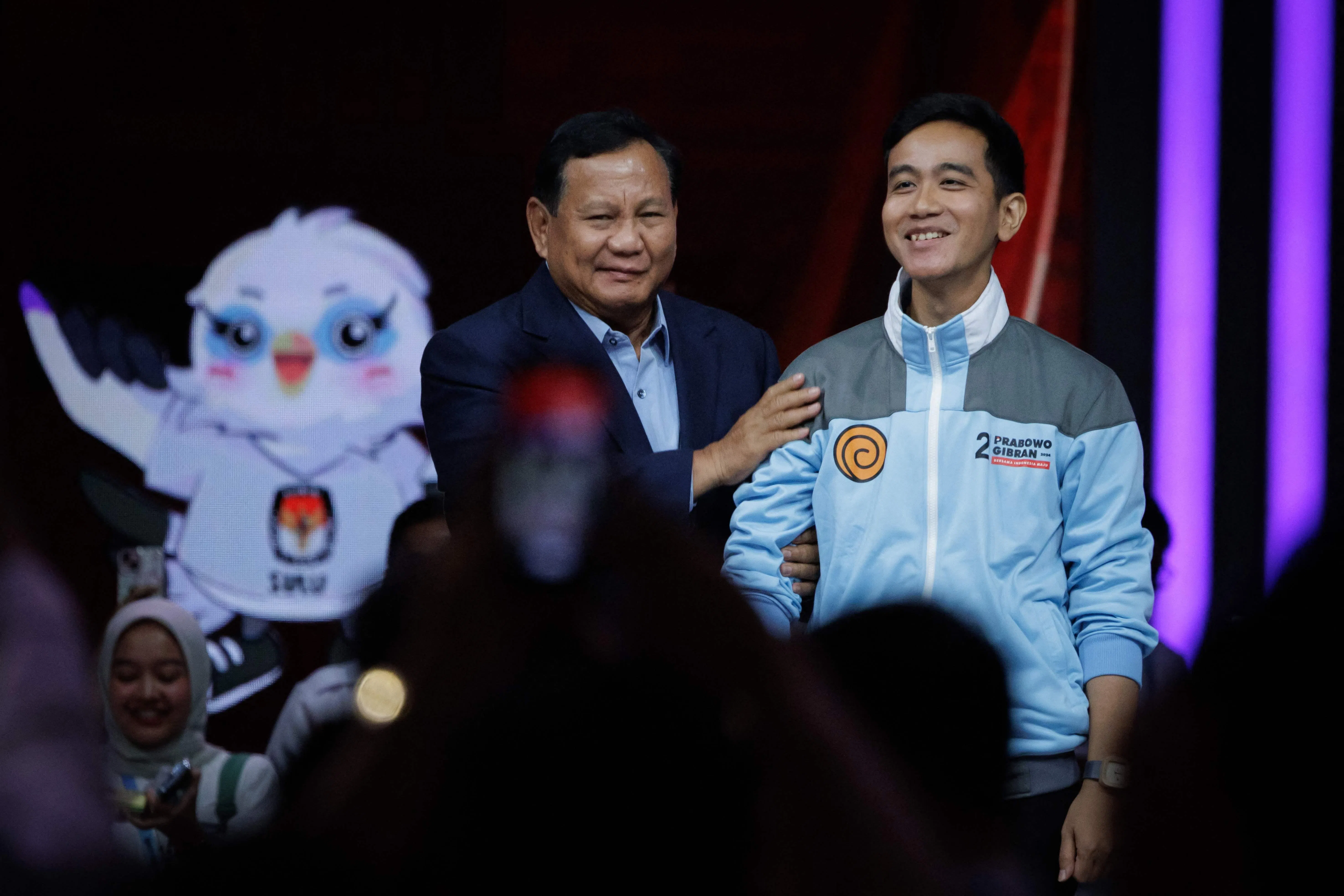 普拉博沃（左）与总统佐科的长子吉布兰搭档竞逐正副总统职位。吉布兰通过宪法法院一项具争议的裁决获得竞选资格，外界因此批评佐科为了建立政治王朝而搞裙带关系。（法新社）