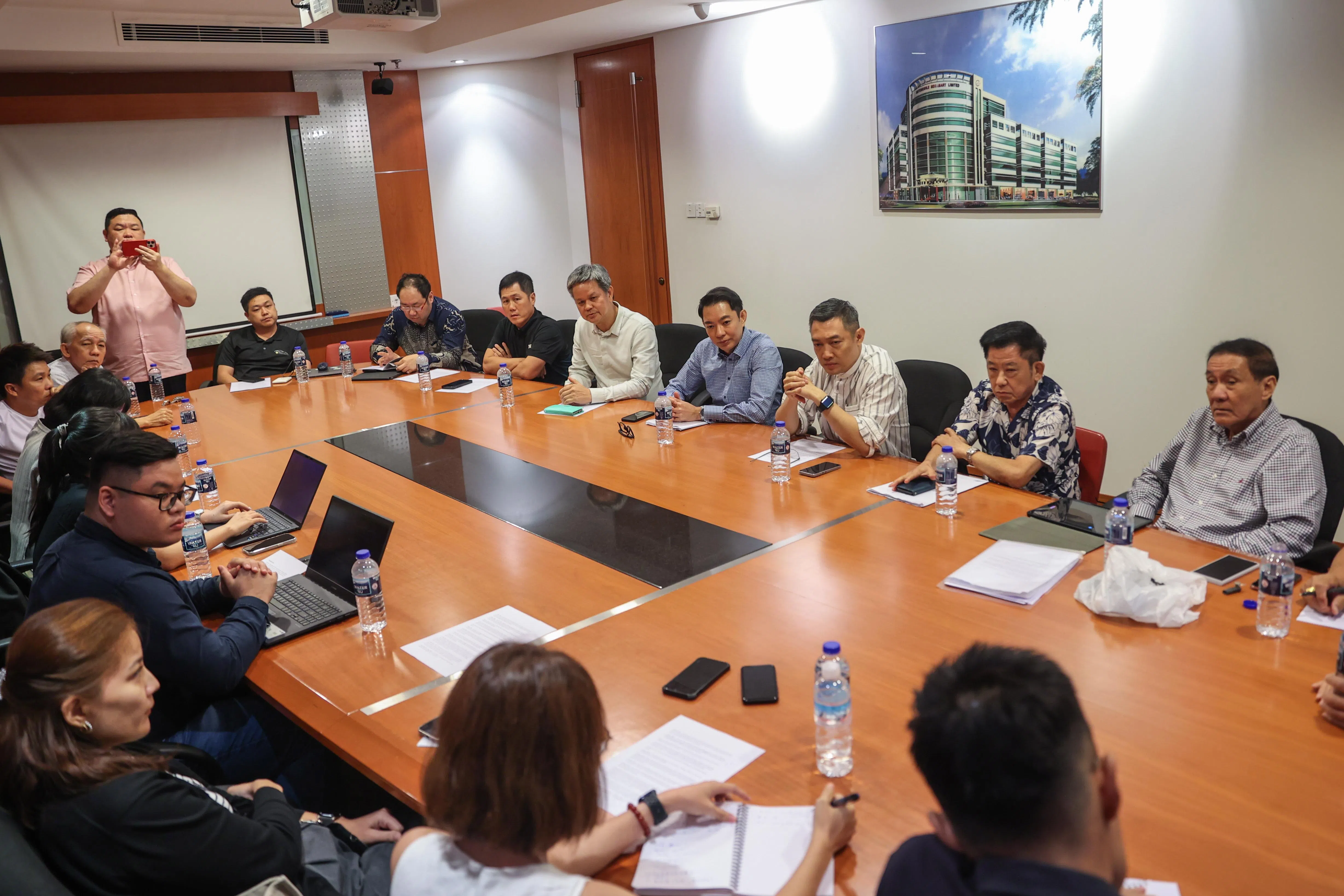 声称在5月6日已获选为第27届理事会的成员，星期四傍晚在乌美汽车城召开记者会。他们推选的代会长林亚保（右五）说，希望能好好解决问题，要是上法庭，主要争取5月6日的投票结果成立。（白艳琳摄）