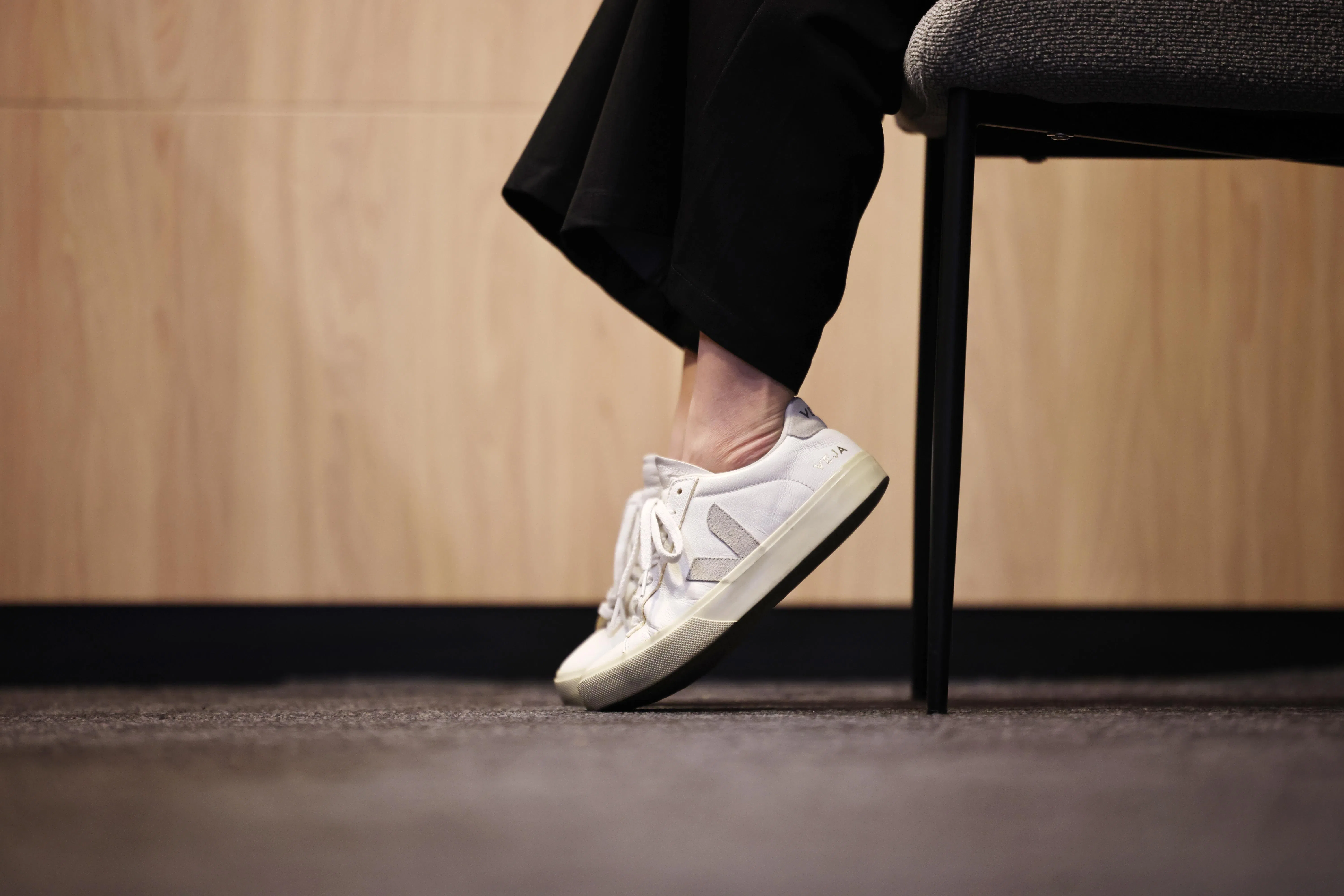 坐着站着都能练习的踮脚尖，有助于锻炼小腿肌肉。（陈渊庄摄）