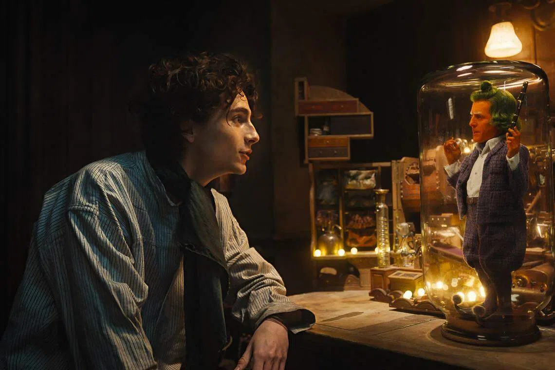 Hugh Grant（右）的小矮人造型逗趣可爱。（Warner Bros. Pictures提供）