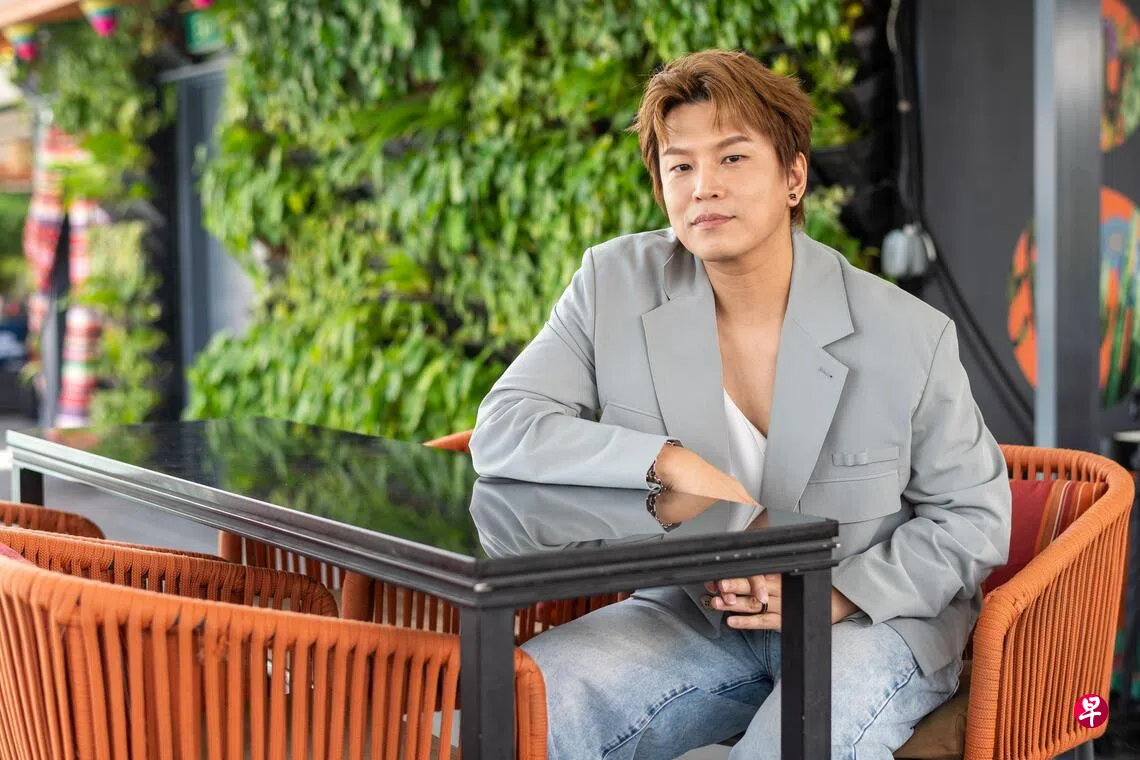 萧景鸿8月初来新加坡担任萧秉治演唱会嘉宾，并接受《联合早报》专访。 （特约陈佳誉摄）