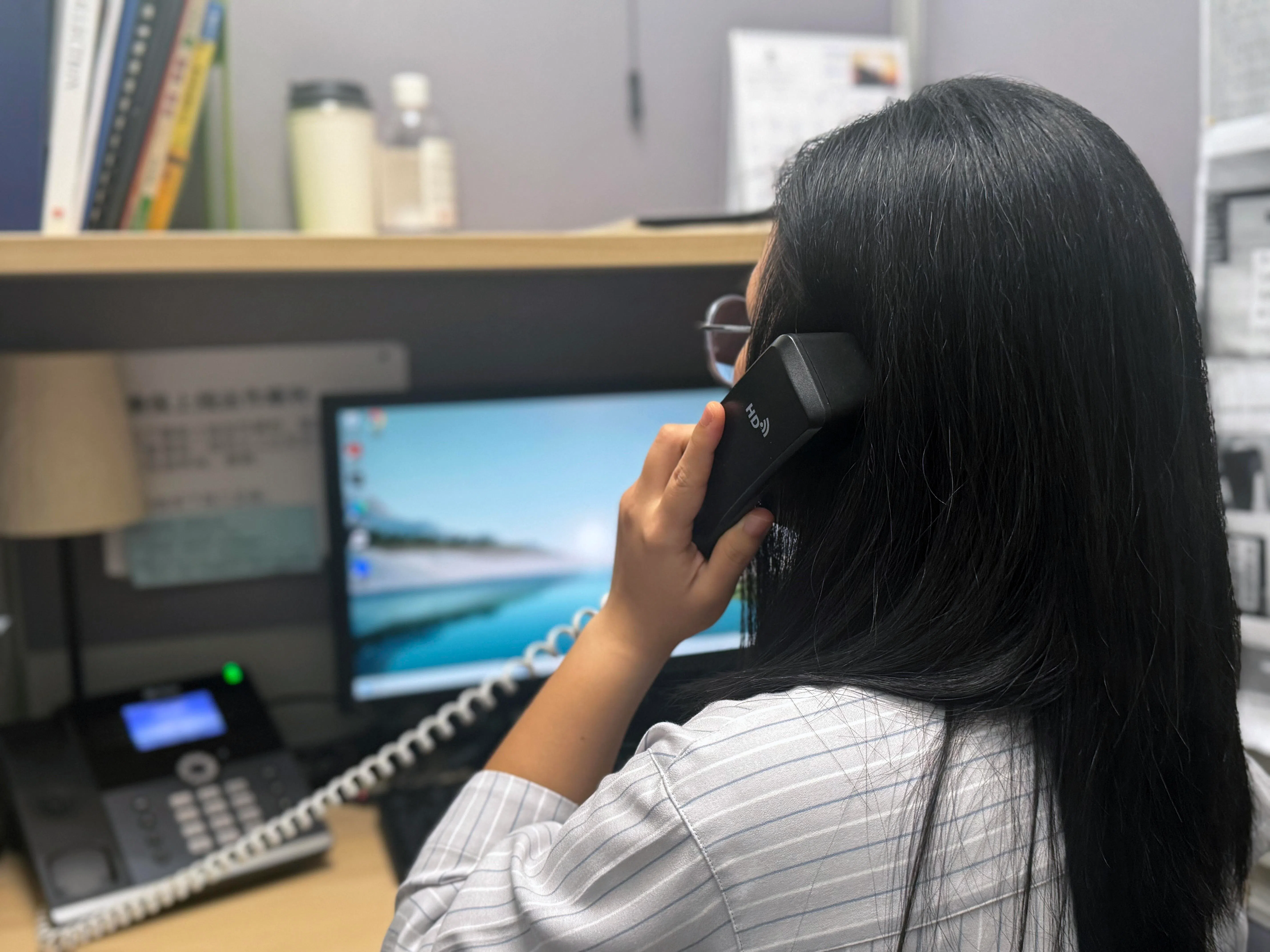 31岁的思玲（化名）约10年前加入关怀辅导中心当热线辅导义工。这些年来，她帮助来电者疏导焦虑与困惑，不但帮助他人，自己也成长了。（许翔宇摄）