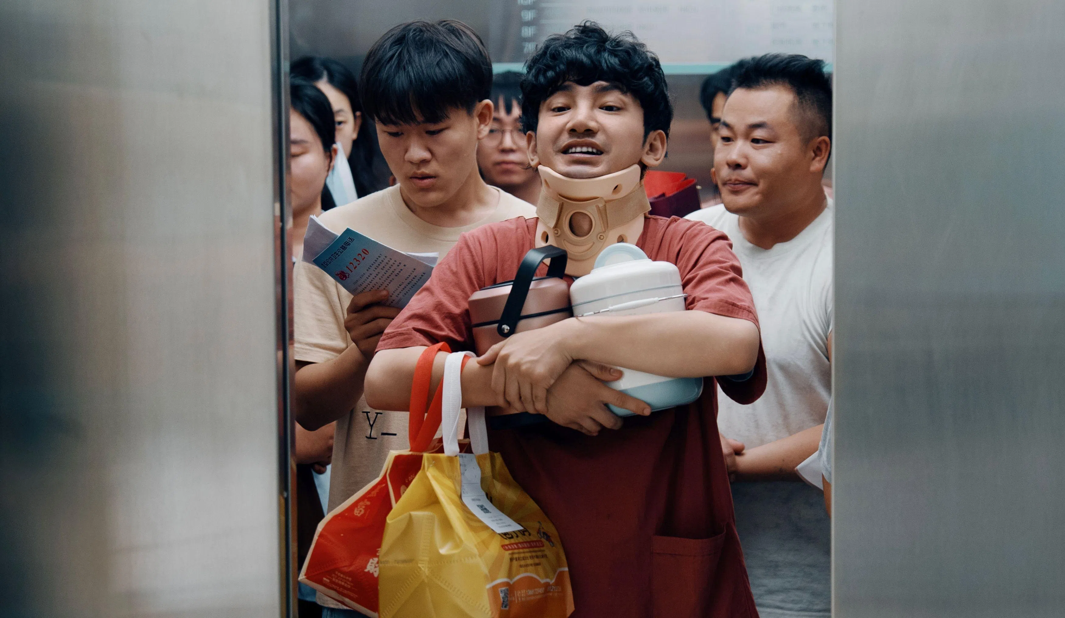 中国演员蒋龙在《10间敢死队》饰演癌症病房护工。（嘉华院线提供）