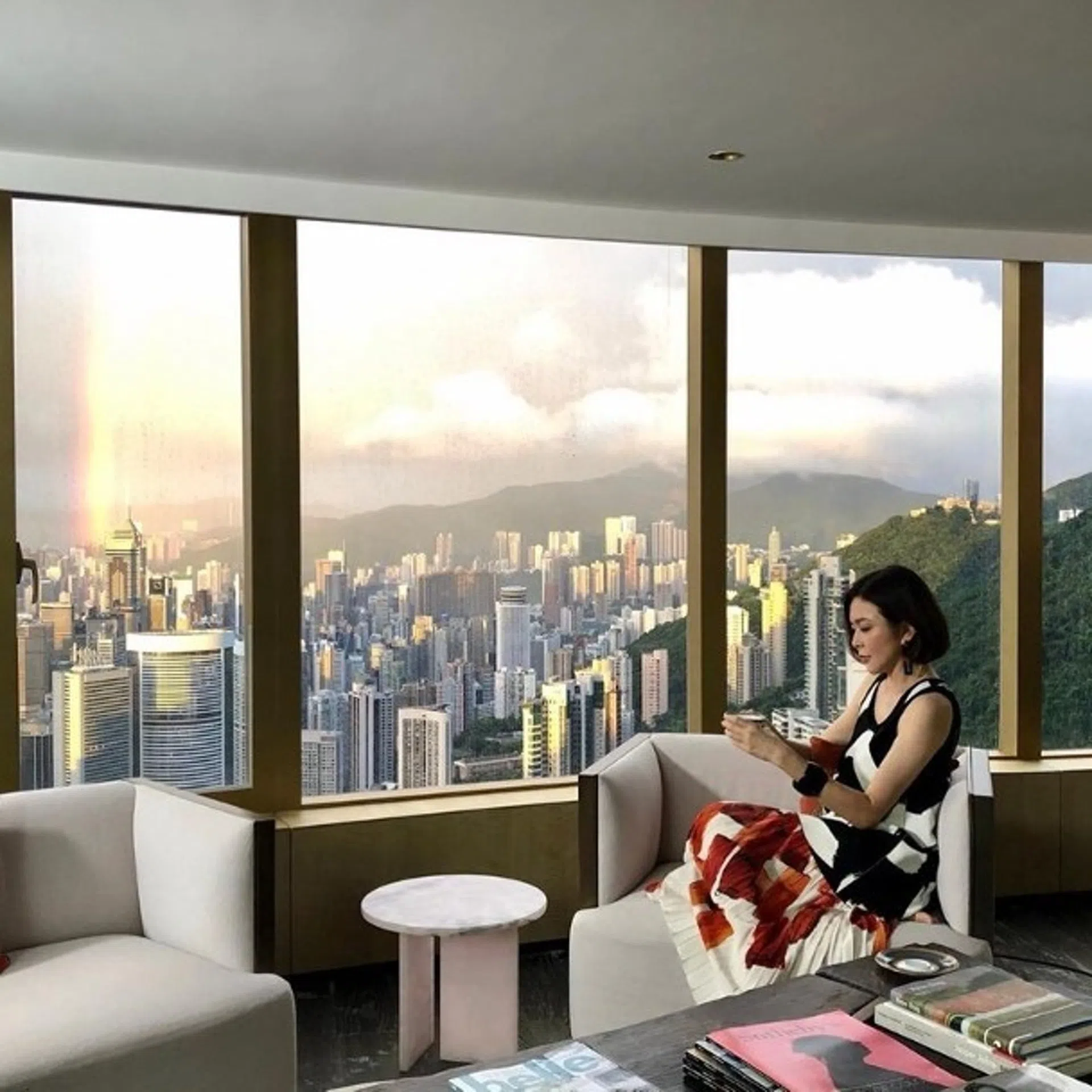 关之琳之前把双彩虹照片上载至社媒，让豪宅内部意外曝光。（互联网）